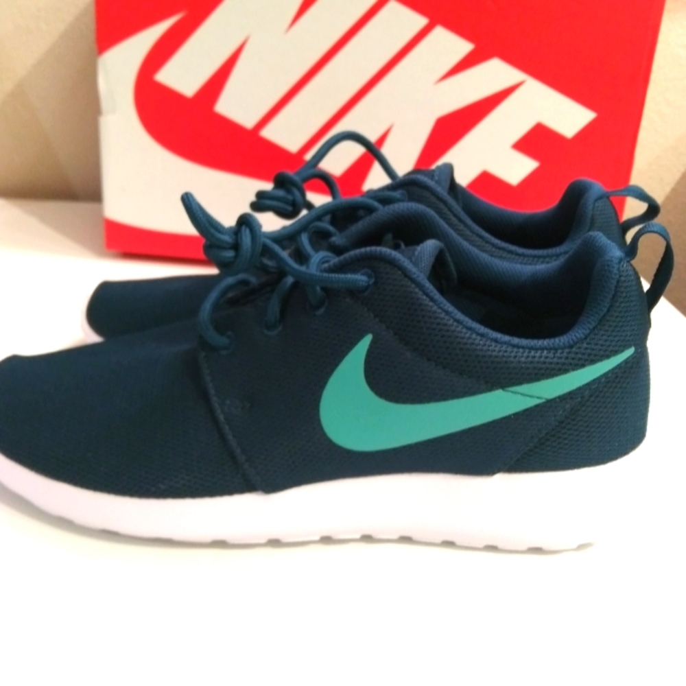 Womans Nike Roshe "Midnight Teal" size 8